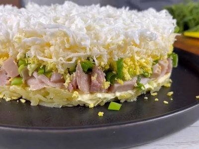 Ніжний, легкий та дуже смачний салат з куркою та сиром