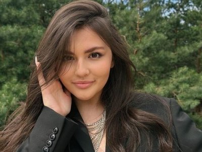 Дідусь - шанована людина в країні. 16-річна онука секретаря РНБО Данілова розповіла, хто оплачує її кар'єру співачки