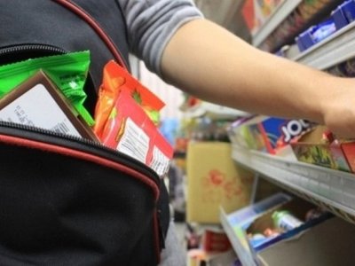 Щодня викрадав товар у магазині: у Вільногірську поліцейські затримали серійного крадія