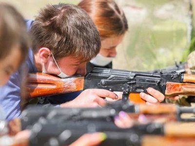 Домедична допомога і керування дронами: у школах оновлять програму з предмету «Захист України»