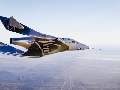Virgin Galactic уперше відправила туристів на кордон космосу –…