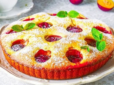 Пухкий, ароматний і соковитий пиріг зі сливами з доступних продуктів