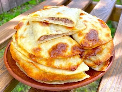 Дуже смачні та соковиті чебуреки, які готуються без фритюру