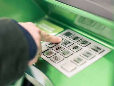 Банкомат списав з картки гроші, але не видав їх: інструкція, як діяти