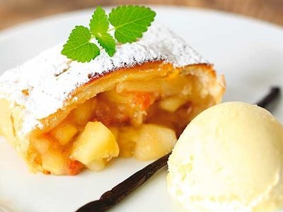 Рецепт яблучного штруделя з морозивом