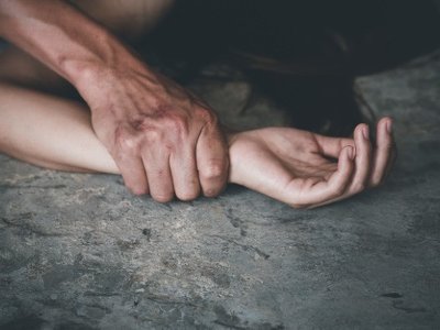 Запросив до себе у гості, пообіцявши подарунки: чоловік зґвалтував свою десятирічну родичку