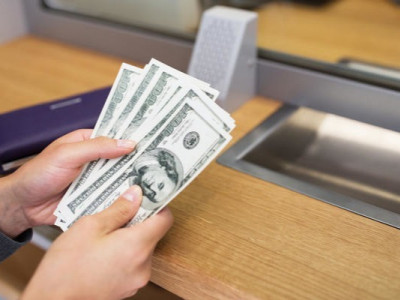 Українцям масово продають неякісні долари: що відбувається