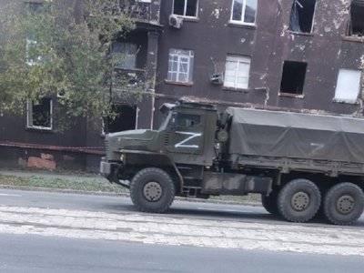 Військові колони окупантів у Маріуполі: місцева влада повідомляє про пересування техніки (відео)