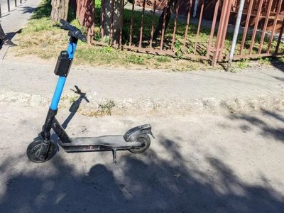 У Рівному двоє невідомих наїхали самокатом на дитину і втекли
