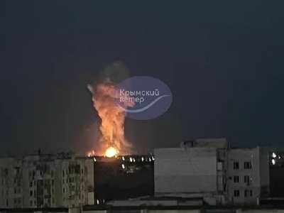 Вибухи та стовп вогню: нічна атака дронів у Криму поблизу Євпаторії (фото, відео)