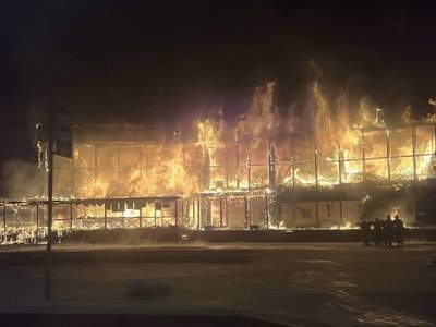 У російському пітєрє масштабна пожежа: горить ТЦ