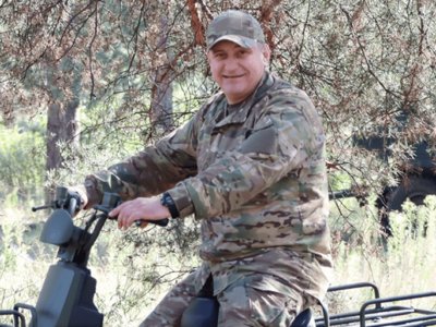 Командир роти Ковельського батальйону 100-ї бригади їздить між позиціями на електромопеді