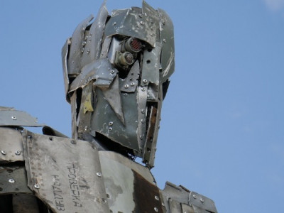 Залізне розп'яття: юнак із Харкова зробив 500-кілограмову скульптуру з російської ракети