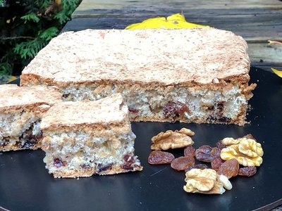 Пляцок Мазурка з горіхами і родзинками: все по 1 стакану. •