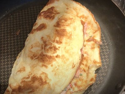 Рецепт м’ясного омлета з часником