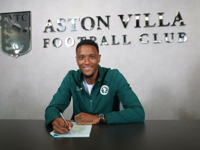 ОФІЦІЙНО. Езрі Конса підписав новий контракт з Астон Віллою