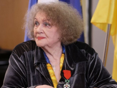 Ліна Костенко зробила подарунок дівчині, яка влаштувала протест проти Лободи у Харкові