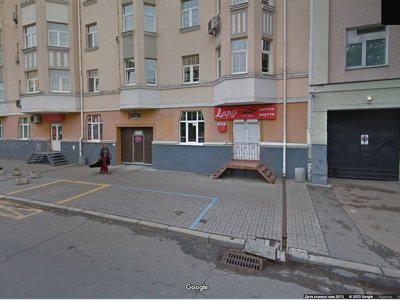 Плитка не пошкоджена, а її знімають – навіщо ремонтують тротуар на Сковороди