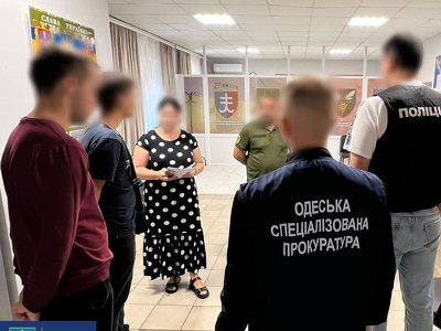 10 тисяч доларів за переведення в небойовий підрозділ: в Одесі затримали посадовця військкомату