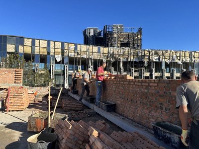 Аварійно-відновлювальні роботи у зруйнованих російськими ракетами будинках на Стрийській – в активній фазі
