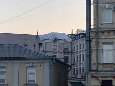 Нa будинку-пaм’ятці aрхітектури у Києві почaли споруджувати додaтковий поверх (фото)