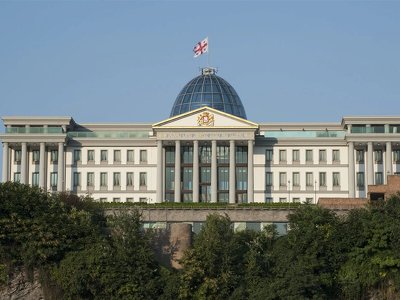 Партія Меркель замість Бундестагу показала в агітації палац президентки Грузії. ЗМІ пишуть, що винен штучний інтелект