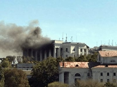 З’явилось відео з моментом прильоту ракети у штаб Чорноморського флоту: влучань було кілька