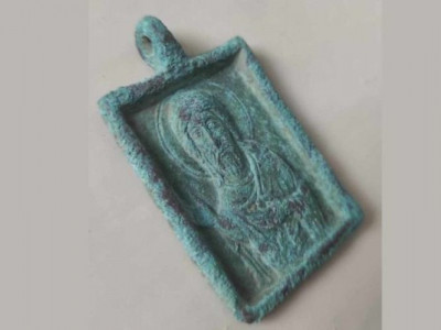 Унікальну нагрудну іконку часів Київської Русі знайшли нa Тepнопiльщинi