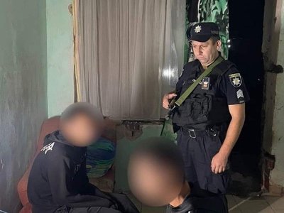 33 згортки фольги: поліцейські охорони затримали чоловіків з речовиною, схожою на наркотики