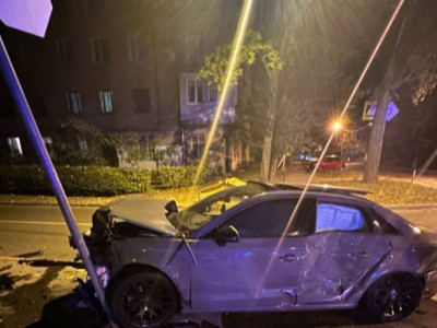 Іномарка вилетіла з дороги та врізалася в дорожній знак