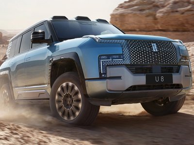 BYD показала гібридний позашляховик YangWang U8 з «режимом яхти»