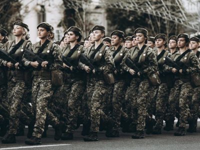 В МОЗ розповіли, чи зможуть військовозобов'язані жінки виїхати за кордон