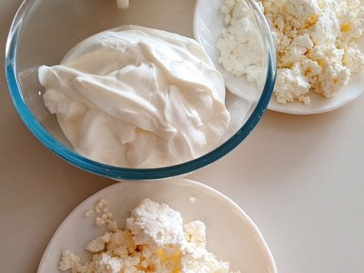 Лікарі назвали продукти, які в жодному разі не можна поєднувати з кисломолочним сиром