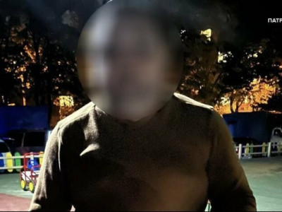 У Києві чоловік стріляв з арбалета на дитячому майданчику: його затримали патрульні