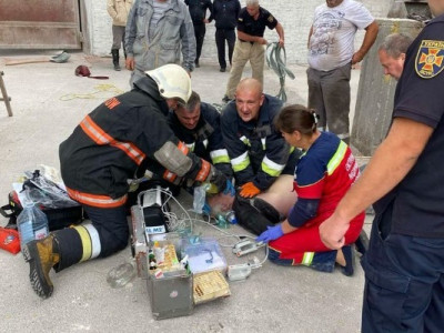 На Чернігівщині двоє чоловіків впали в шахту завантаження зерна, один загинув