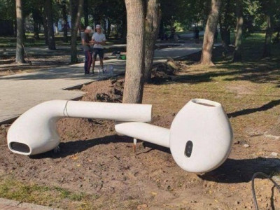 Найбільші AirPods у світі: на Волині встановили унікальний арт-об'єкт