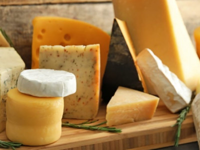 Лікар попередила про хвороби, які може спричинити сир