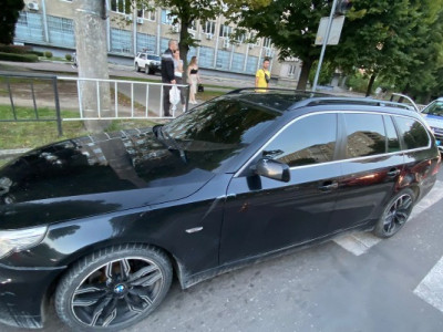 Водій БМВ грубо порушив правила, а пасажир випадково здав його (ВІДЕО)