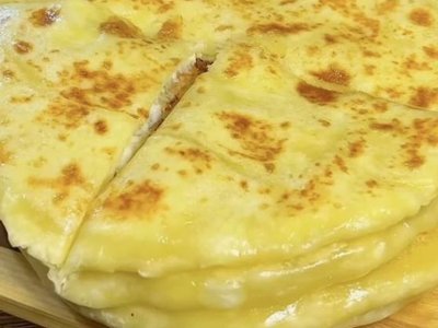 Склянка кефіру та яйце – так мало хто готує, а дарма: хачапурі без дріжджів на сковороді