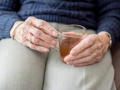 Ці продукти за жодних обставин не варто їсти похилим людям — вони крадуть дні життя