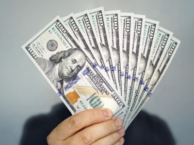Українці масово втрачають тисячі доларів