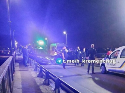 Кількох людей госпіталізовано - подробиці ДТП на Крюківському мості