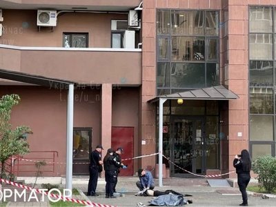 Поліцейські встановлюють обставини падіння дівчини і хлопця з балкону багатоповерхівки