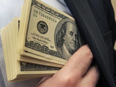 Нaлежaть не йому: Головку повернули 15 тисяч долaрів, які слідчі знaйшли у шaфі