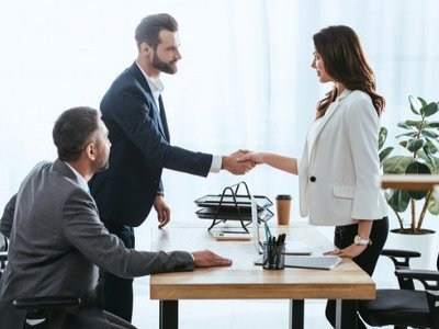 Нюанси ділового етикету: чи подавати жінці руку для привітання?
