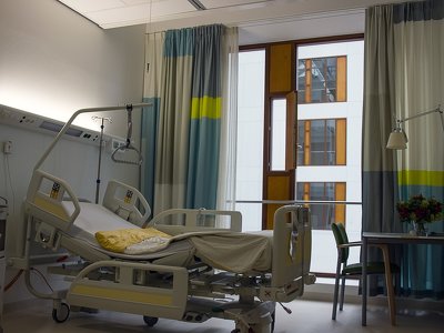У Мукачево жінка після ковтка соку потрапила з опіками до реанімації: що сталось