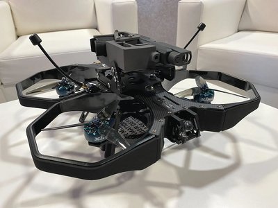 Дрон iFlight ProTek60 Pro оснастили пістолетом та лазерним прицілом: що з цього вийшло
