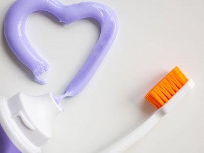Чи потрібно витрачати гроші на дорогу зубну пасту: стоматологи розкрили правду