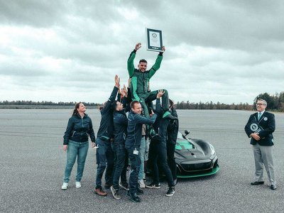 Суперкар Rimac Nevera встановив новий світовий рекорд за швидкістю їзди задом. Відео