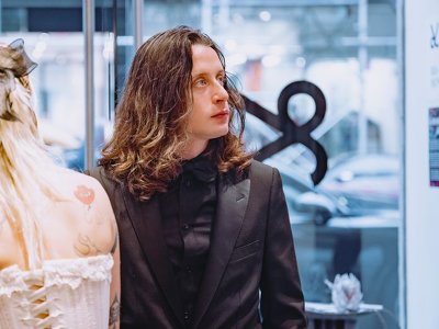 Брат Маколея Калкіна Рорі з дівчиною прийшов на відкриття української галереї в Нью-Йорку